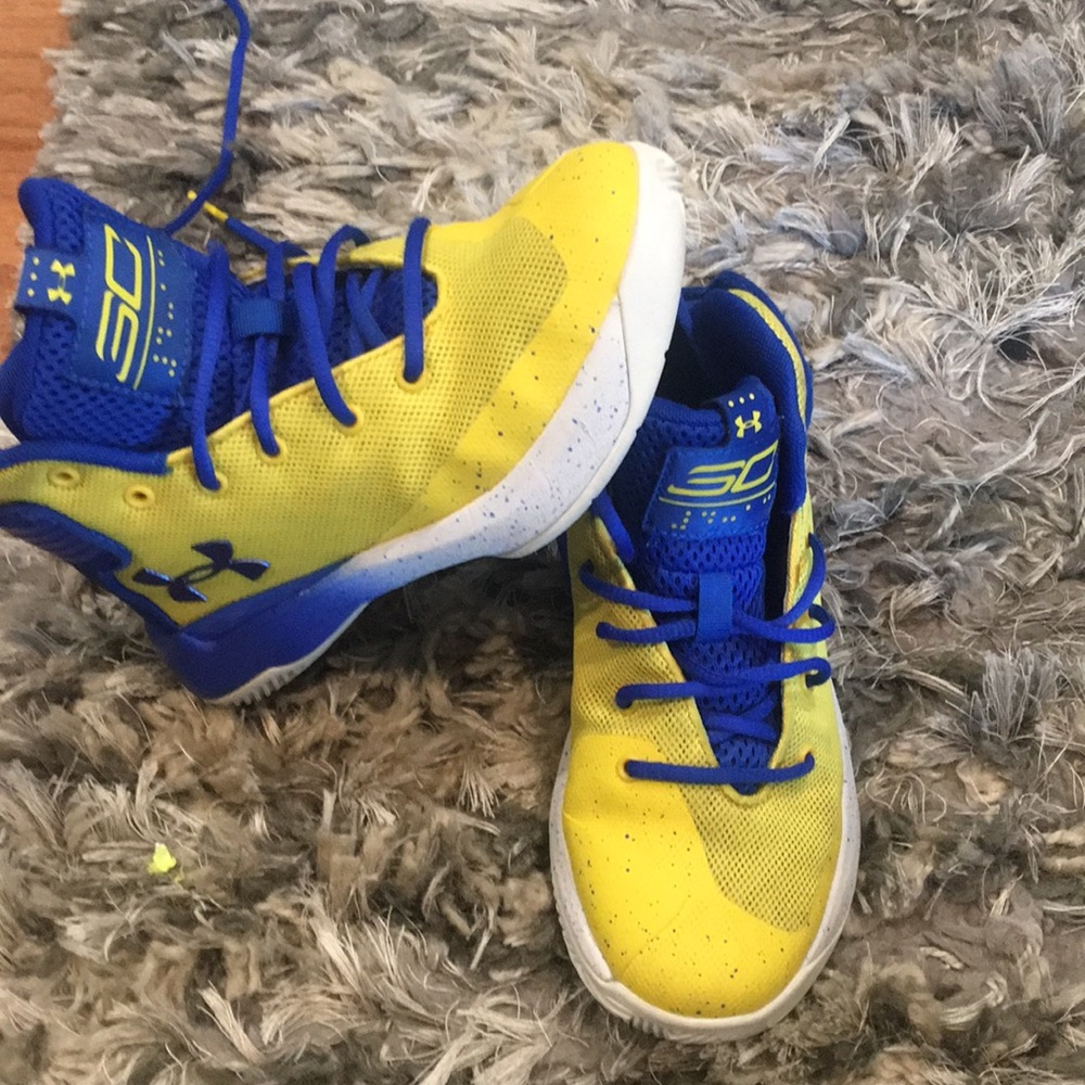 Under Armour AWESOME kids kicks! 1Y